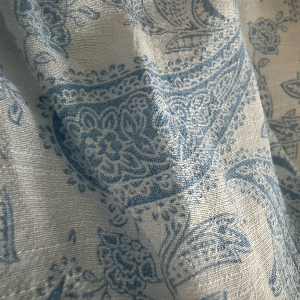 NWT beautiful Spring blouse - Picture 3 of 5